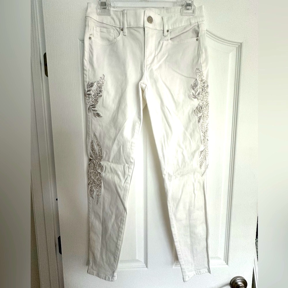 WHBM Brand New Elegant White “The Skinny Ankle” Embroidered Women's Jeans!